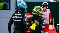 George Russell a Lewis Hamilton po závodě ve Španělsku
