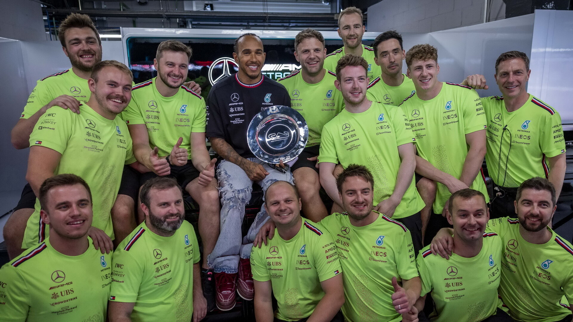 Lewis Hamilton se svými mechaniky po závodě ve Španělsku