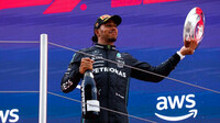 Lewis Hamilton se svou trofejí za druhé místo po závodě ve Španělsku