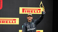 Lewis Hamilton se svou trofejí za třetí místo v závodě v Kanadě