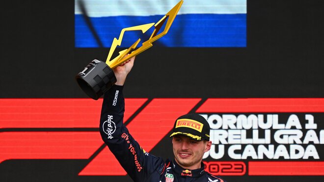 Max Verstappen se svou trofejí za první místo v závodě v Kanadě