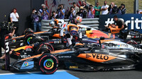 McLareny po skončení kvalifikace po boku Verstappenova Red Bullu
