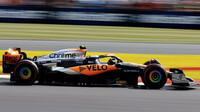 Lando Norris s vylepšeným McLarenem v Silverstone