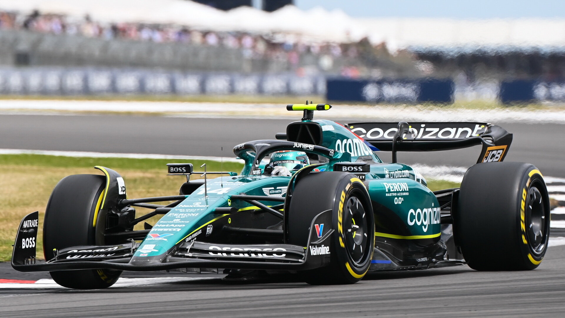 Fernando Alonso s Aston Martinem v Silverstone