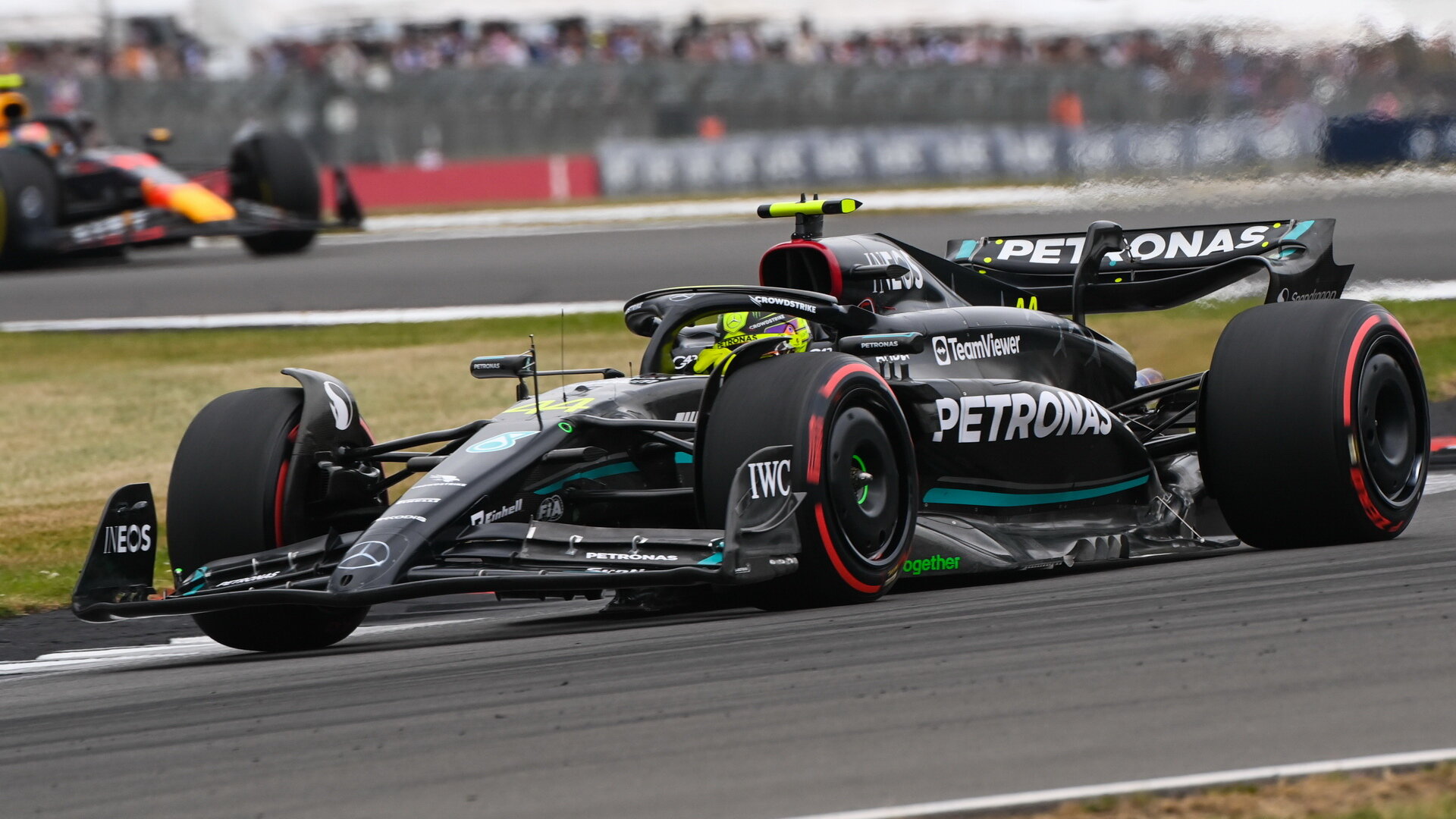 Lewis Hamilton s Mercedesem v Silverstone