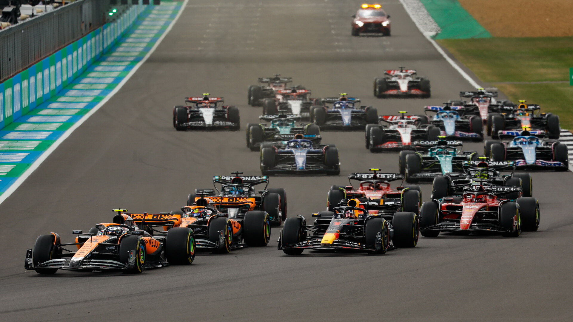 Start GP Británie v Silverstone - Lando Norris předjíždí Maxe Verstappena