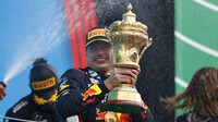 Max Verstappen s vítěznou trofejí v Silverstone
