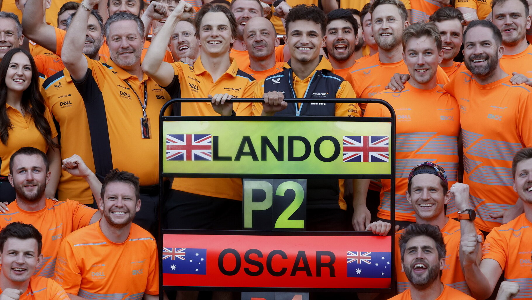 Lando Norris s týmem slaví pódiové umístění po závodě v Silverstone