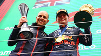 Max Verstappen se svou trofejí za první místo v Silverstone
