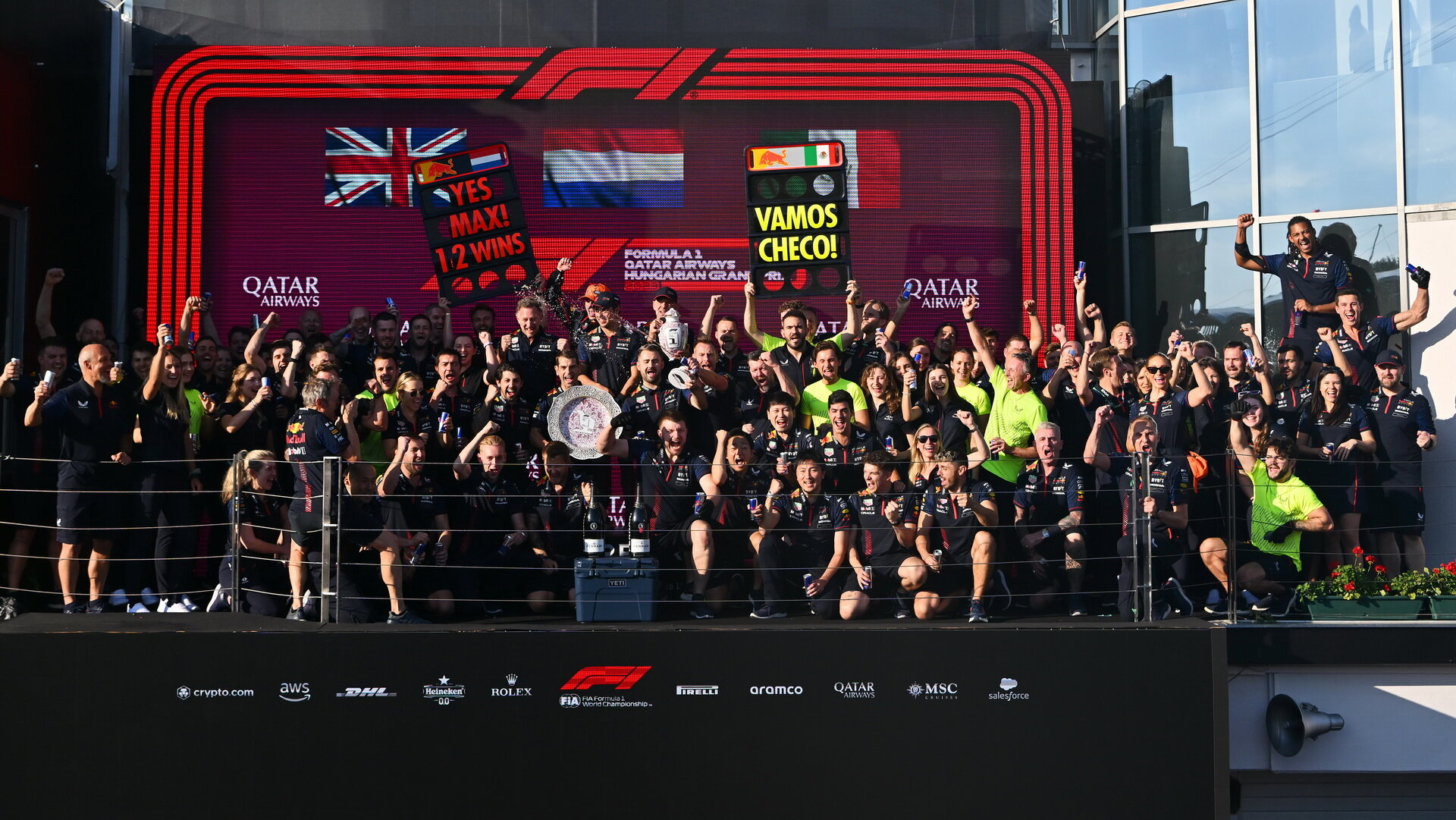 Tým Red Bull slaví vítězství po závodě v Maďarsku