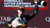 Max Verstappen se svou robitou trofejí za první místo v závodě v Maďarsku