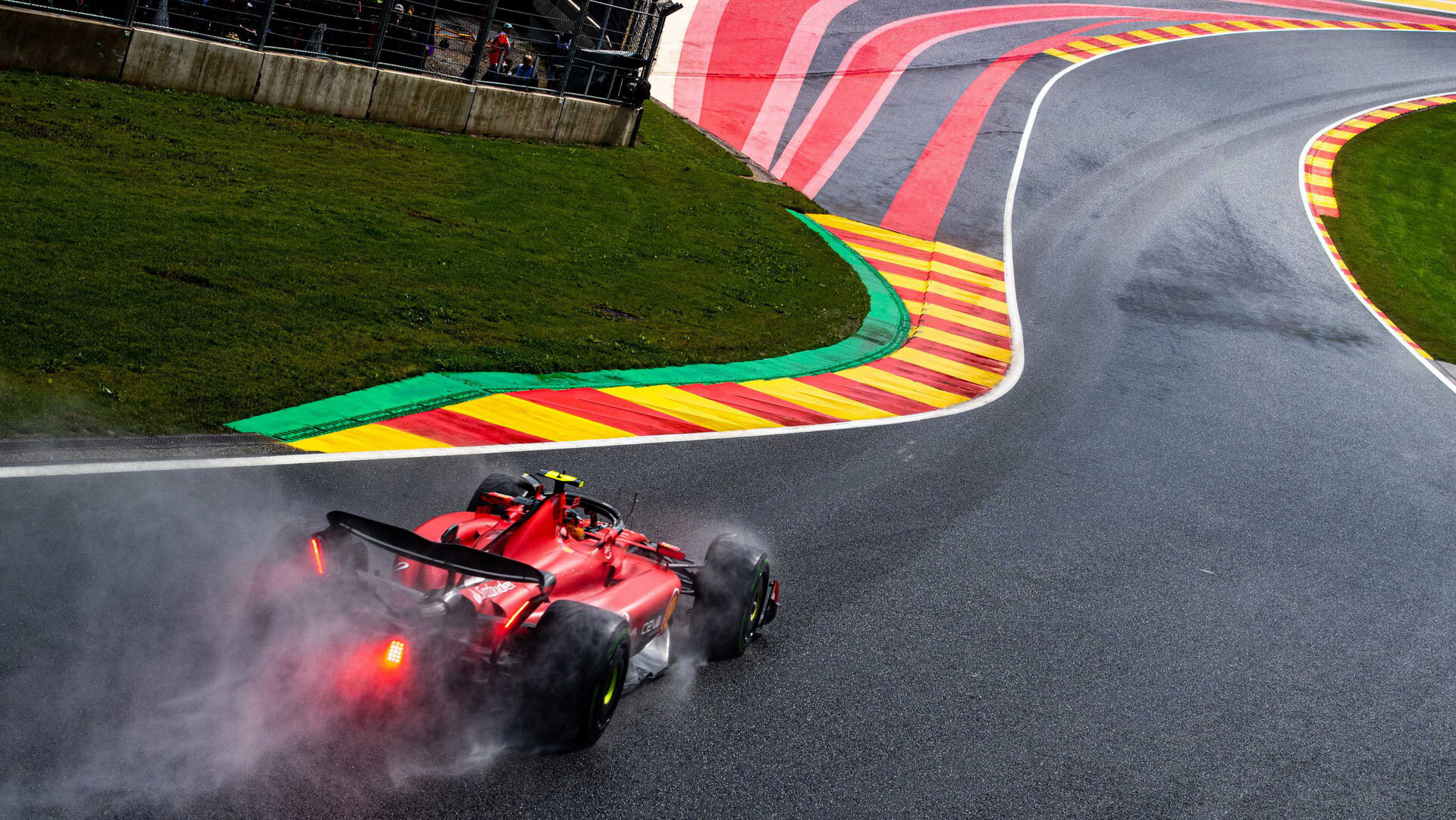 Carlos Sainz s Ferrari SF-23 v Belgii