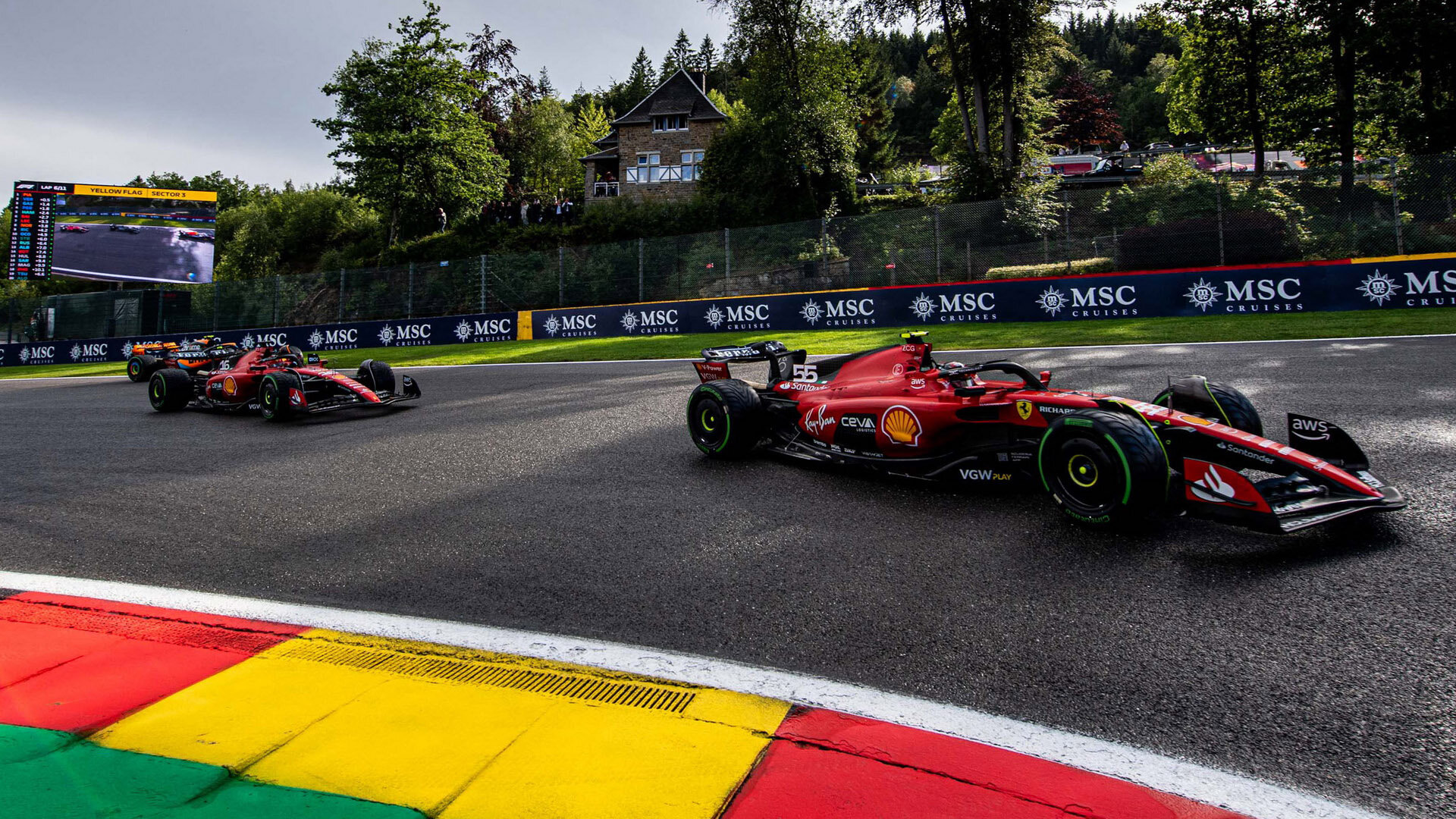 Carlos Sainz před Charlesem Leclercem