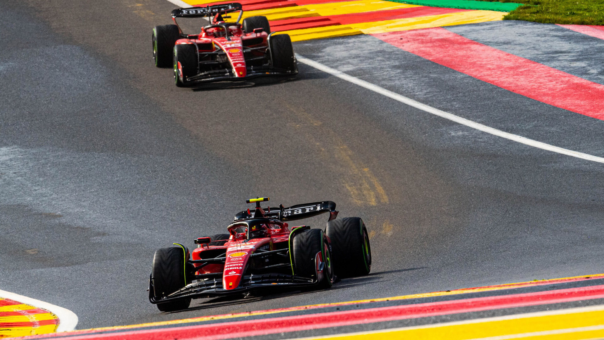 Carlos Sainz před Charlesem Leclercem