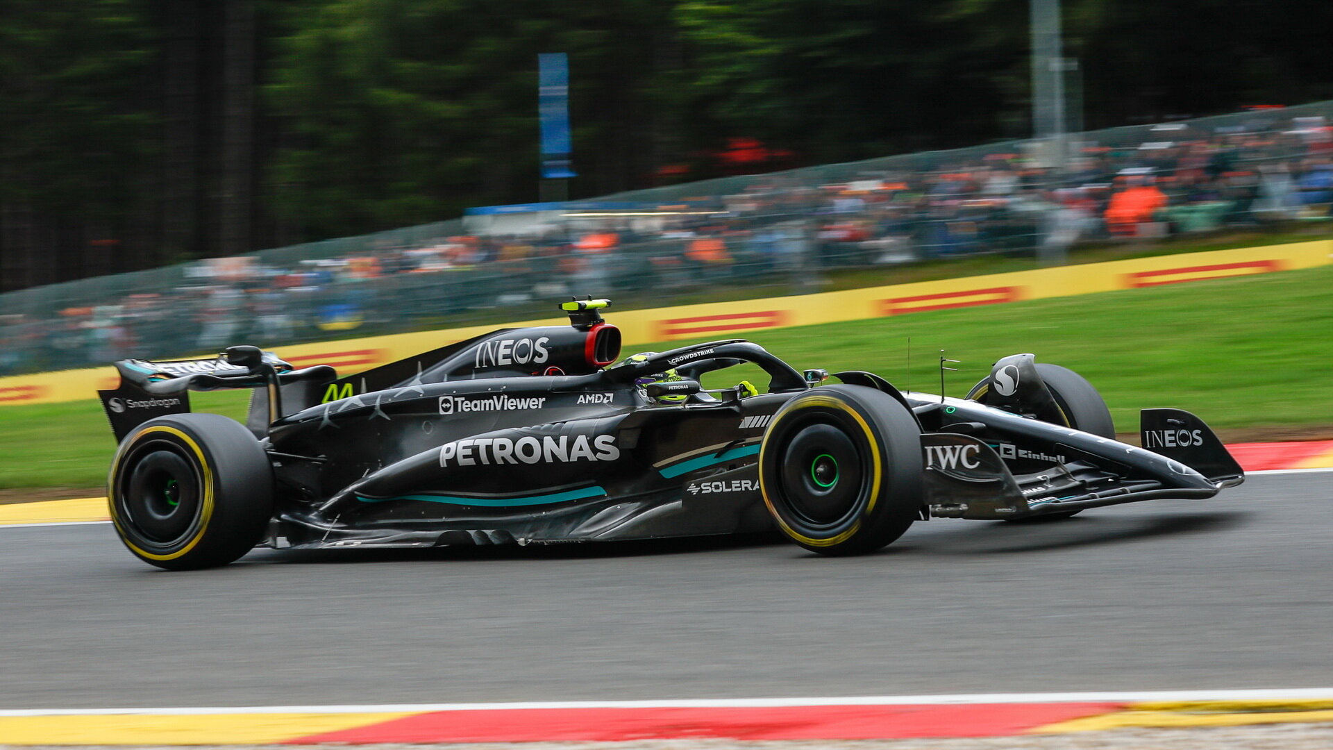 Lewis Hamilton s vylepšeným Mercedesem W14 ve Velké ceně Belgie