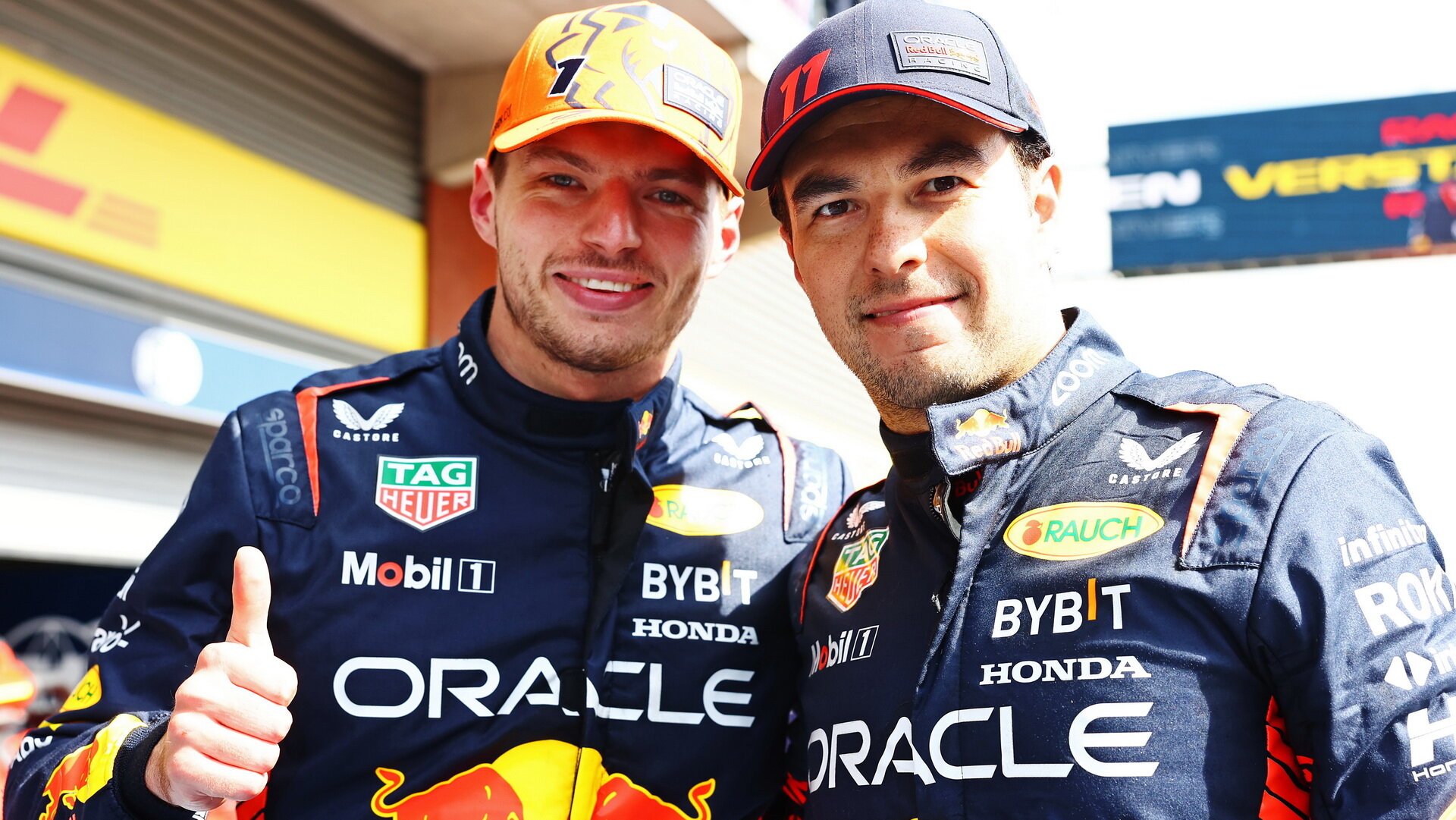 Sergio Pérez (vpravo) se svým úspěšnějším týmovým kolegou Maxem Verstappenem
