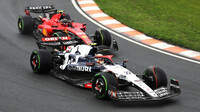 Juki Cunoda a Carlos Sainz v závodě v Holandsku