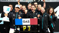 Pierre Gasly slaví se svými mechaniky po závodě v Holandsku