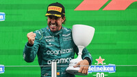 Fernando Alonso se svou trofejí za druhé místo po závodě v Holandsku