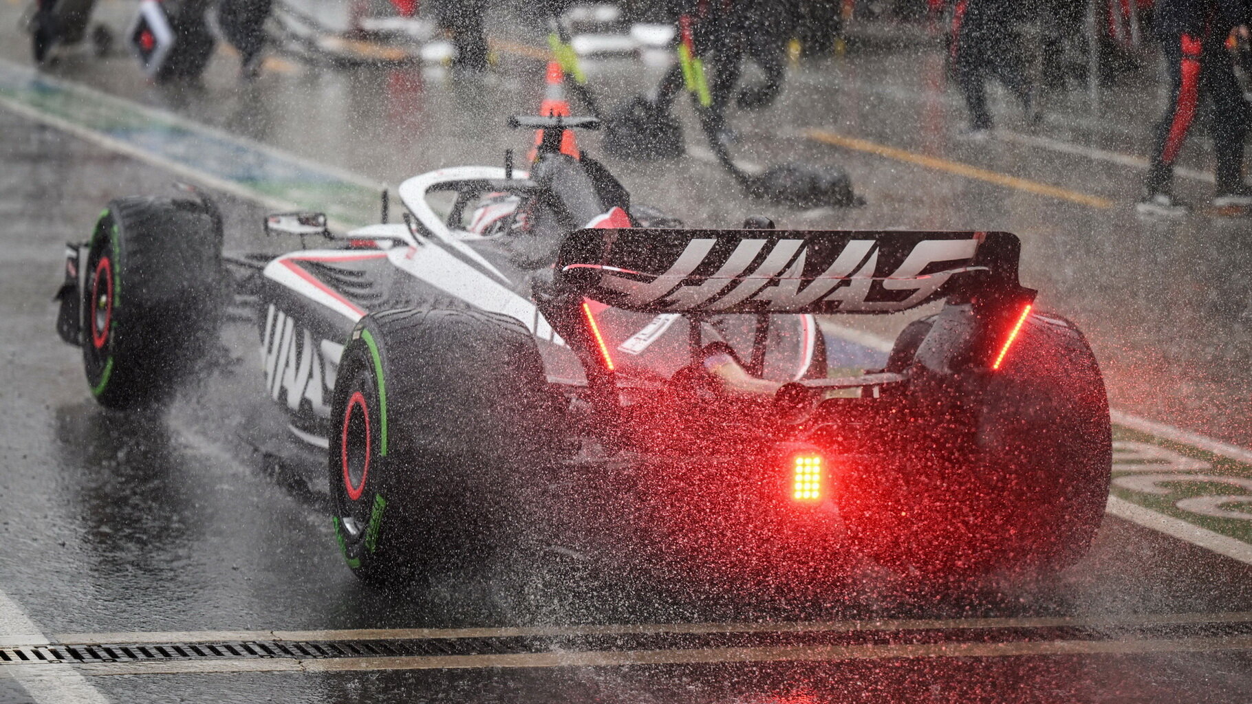 Kevin Magnussen za deště v závodě v Holandsku