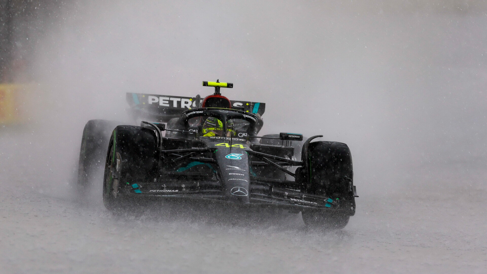 Lewis Hamilton za deště v závodě v Holandsku