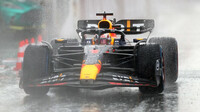Max Verstappen za deště v závodě v Holandsku