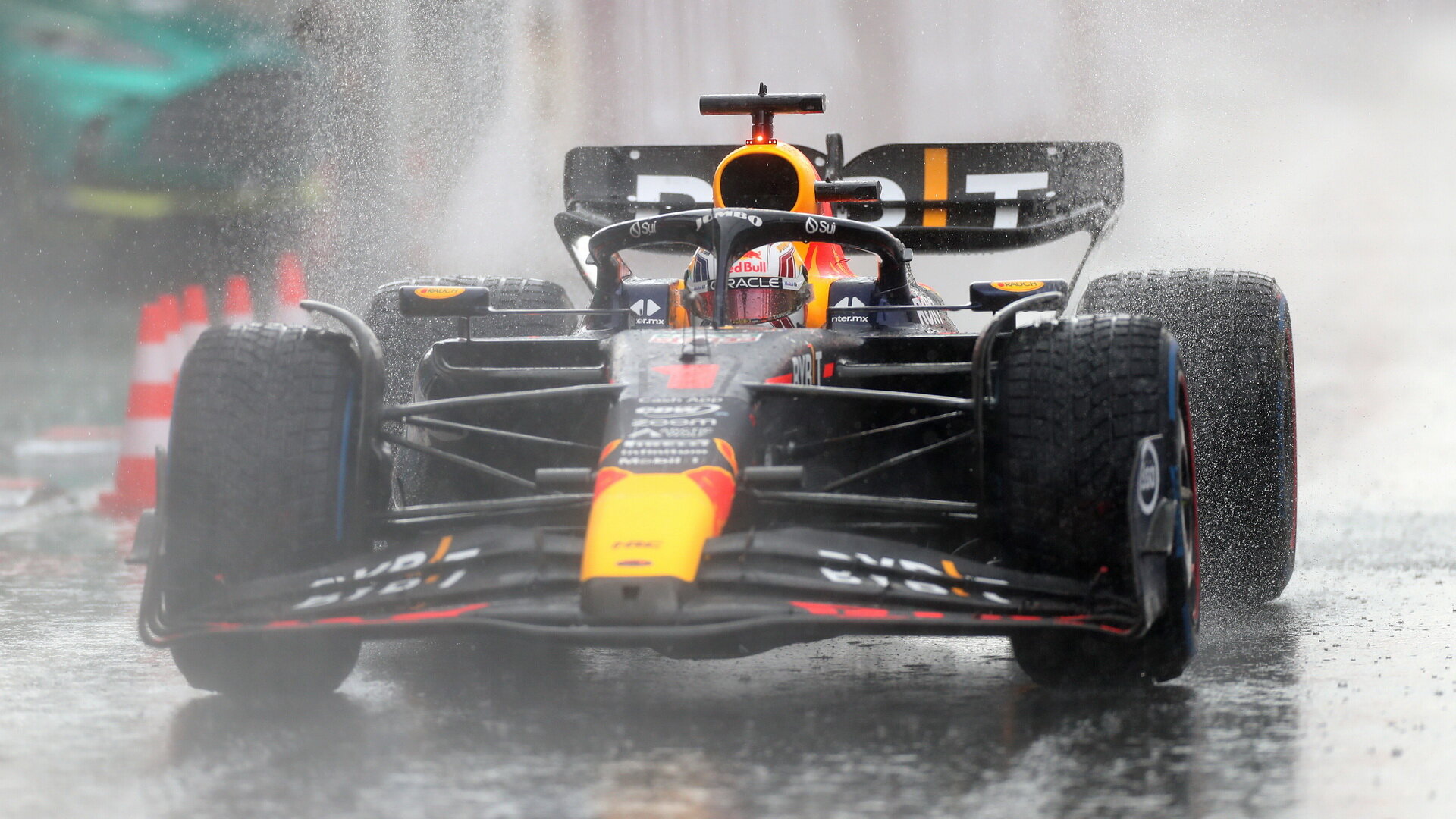 Max Verstappen za deště v závodě v Holandsku