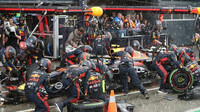 Sergio Pérez za deště mění pneumatiky v závodě v Holandsku