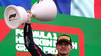 Max Verstappen se svou trofejí za první místo po závodě v Holandsku