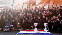 Tým Red Bull slaví vítězství po závodě v Holandsku