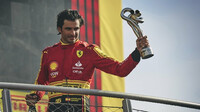 Carlos Sainz se svou trofejí za třetí místo po závodě v Monze