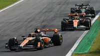 Vozy McLaren před Lewisem Hamiltonem v závodě v Monze