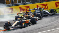 Vozy McLaren před Lewisem Hamiltonem v závodě v Monze