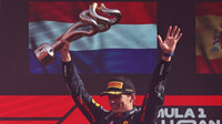 Max Verstappen se svou trofejí za první místo po závodě v Monze