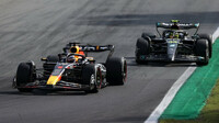 Max Verstappen a Lewis Hamilton v závodě v Monze