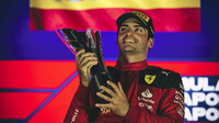 Carlos Sainz se svou trofejí za první místo v závodě v Singapuru