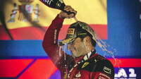 Carlos Sainz slaví první vítězství ve Ferrari v závodě v Singapuru