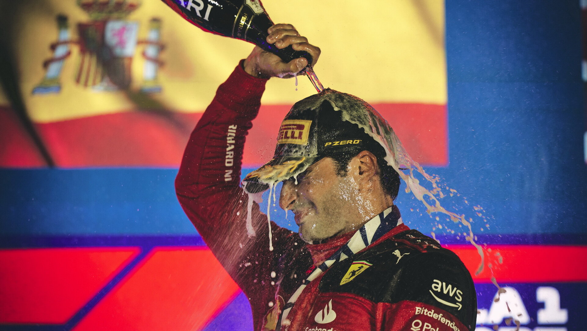 Carlos Sainz slaví první vítězství ve Ferrari v závodě v Singapuru