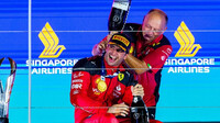 Carlos Sainz slaví vítězství po závodě v Singapuru