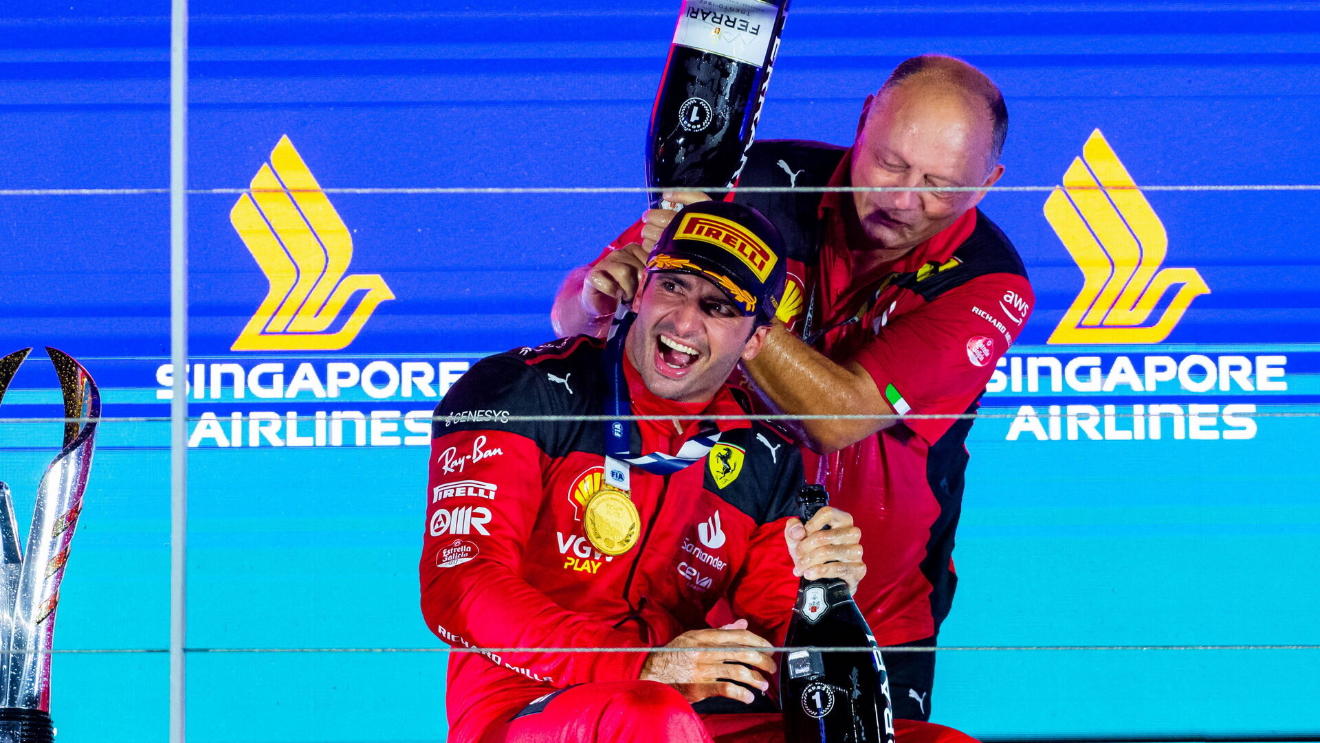 Carlos Sainz a Frederic Vasseur slaví vítězství po závodě v Singapuru
