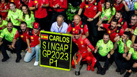 Tým Ferrari slaví vítězství po závodě v Singapuru