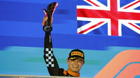 Lando Norris se svou trofejí za druhé místo po závodě v Singapuru
