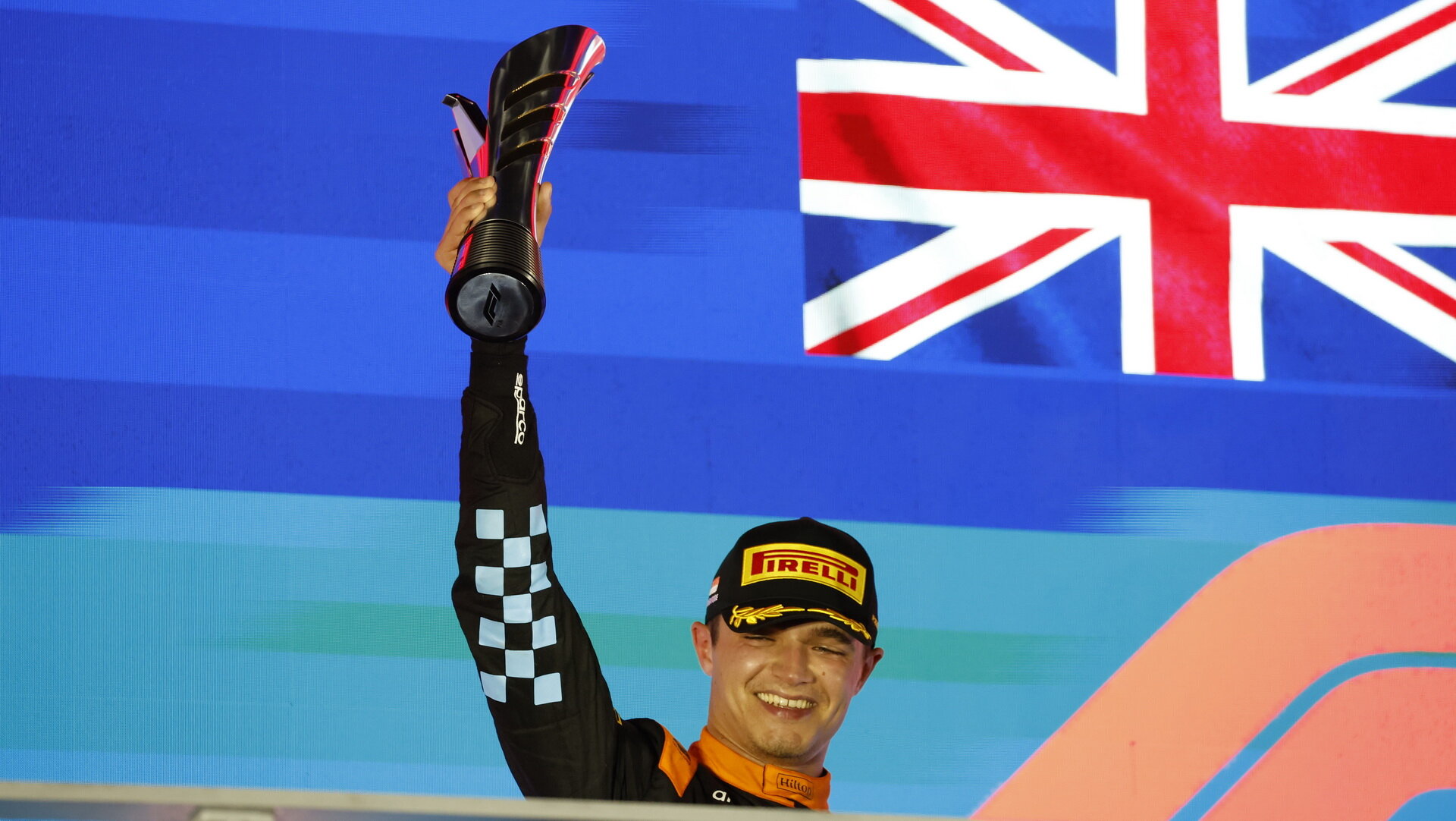 Lando Norris se svou trofejí za druhé místo po závodě v Singapuru