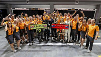 Tým McLaren slaví po závodě v Singapuru