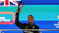 Lewis Hamilton se svou trofejí za třetí místo v závodě v Singapuru