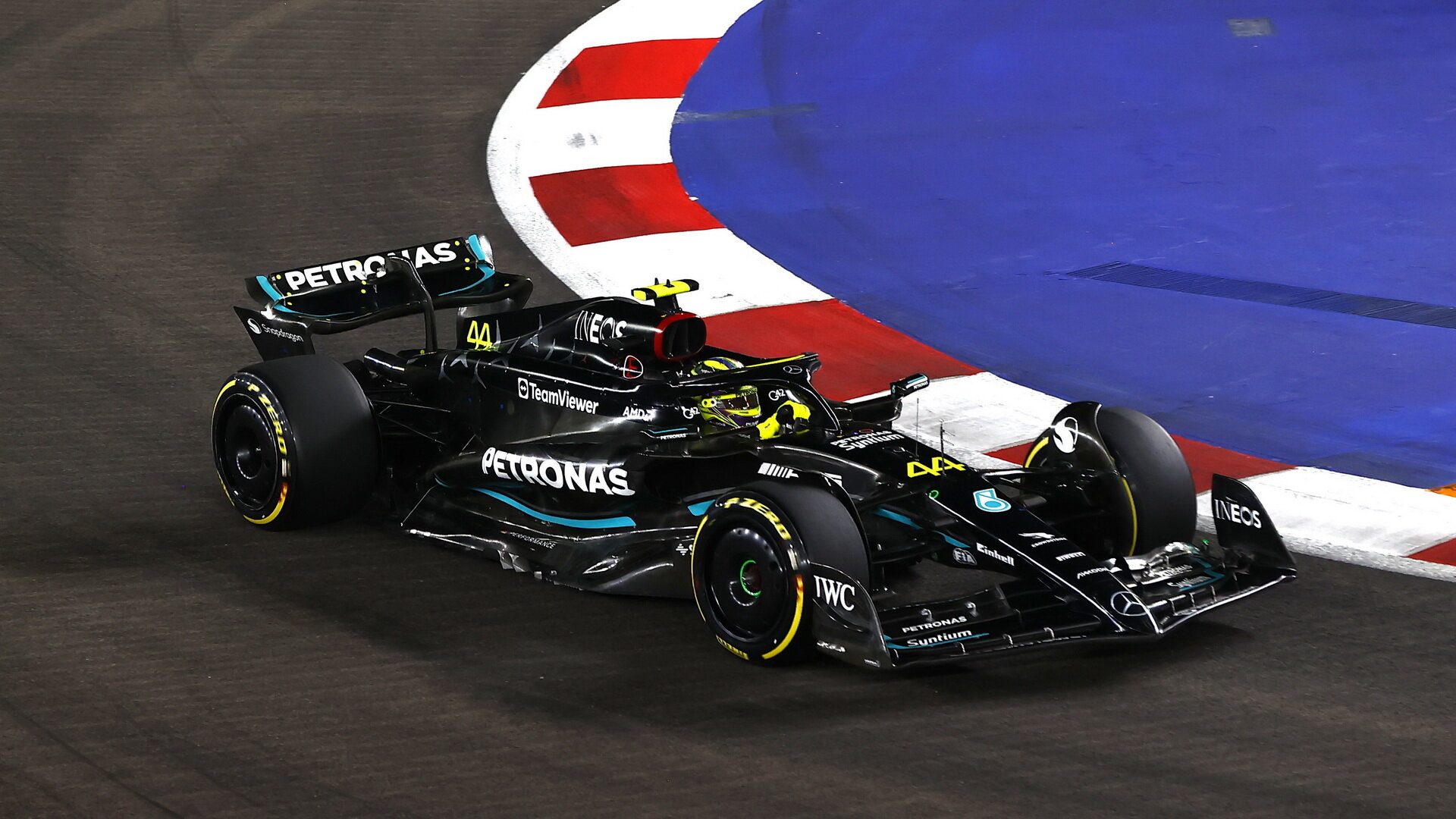 Lewis Hamilton v Kataru špatně odhadl nájezd do první zatáčky a narazil do svého týmového kolegy Georgea Russella, za což se pak týmu omluvil