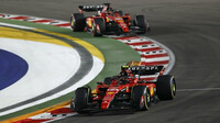 Carlos Sainz a Charles Leclerc v závodě v Singapuru