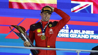 Carlos Sainz se svou trofejí za první místo po závodě v Singapuru