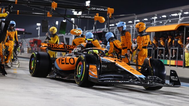 Lando Norris po bleskové zastávce u svých mechaniků v závodě v Kataru