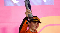 Oscar Piastri se svou trofejí za druhé místo po závodě v Kataru